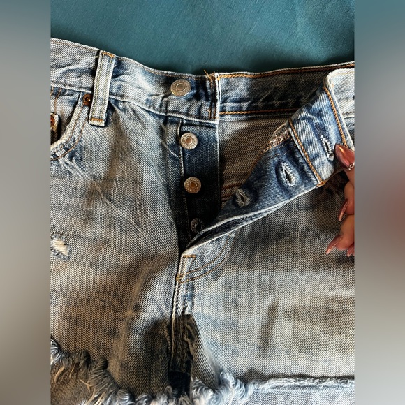 Levi’s 501 Frayed Light Wash Denim Short Shorts W25” - Picture 2 of 5